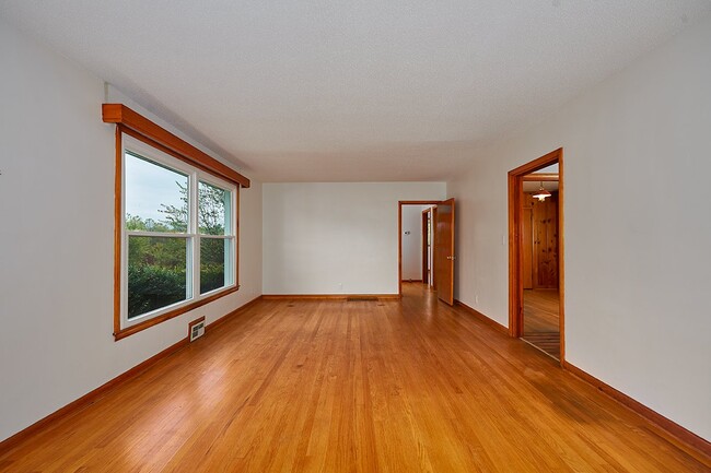 Foto del edificio - Coming Soon: 3BR+, 1BA House with great storage and outdoor space (Please reach out before applyi...