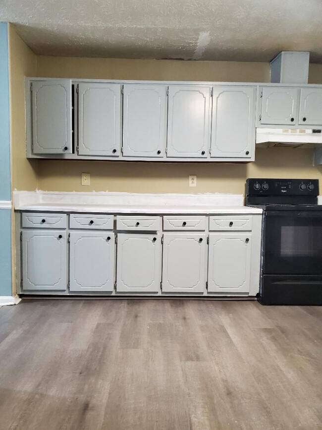 Kitchen - 320 Harold Dr