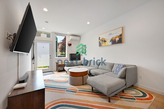 Building Photo - Spacious 3-Bedroom Townhouse in Seattle's Vibrant Heart – 2 Full Baths & 1508 Sq Ft of Comfort!
