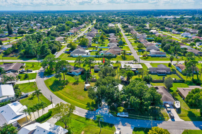 Building Photo - 777 SE Floresta Dr