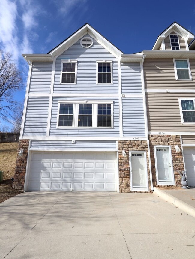 Building Photo - 4202 N 147TH Plz