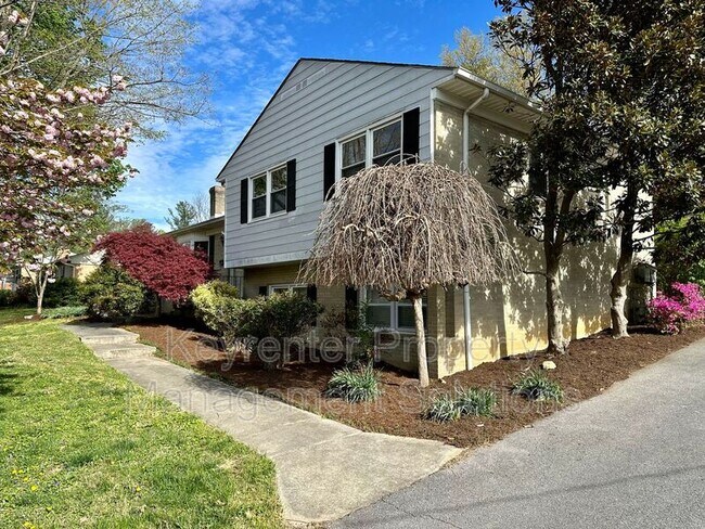 Building Photo - 2129 Forest Dr
