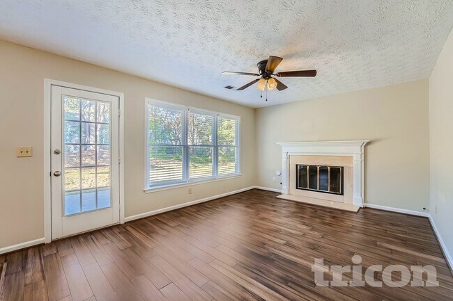 Foto del edificio - 10930 Pinehigh Dr