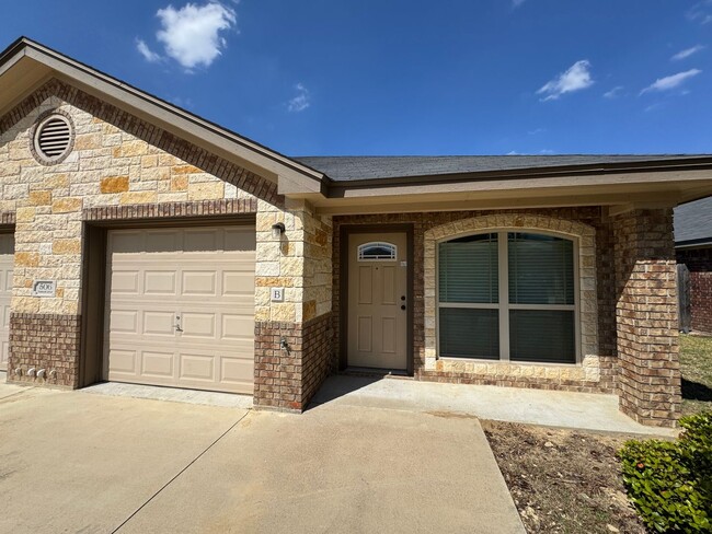 Building Photo - 506 Sladecek Dr