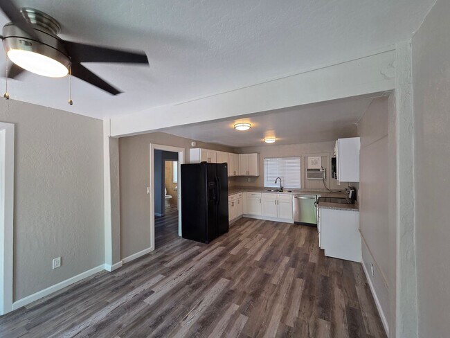 Building Photo - Phoenix 3 Bed/3 Bath in Coronado!