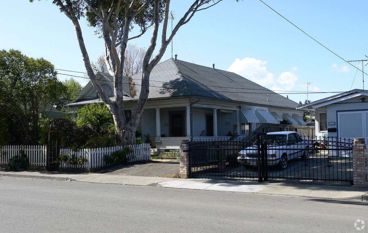 Building Photo - 2776-2780 Devonshire Ave