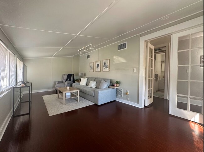 Building Photo - Charming 1/1 Home Just Minutes from Campus