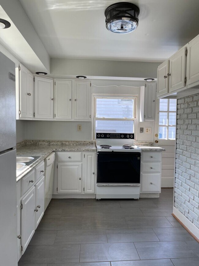 Building Photo - 2-3 Bed Home Available on Quiet Street New...