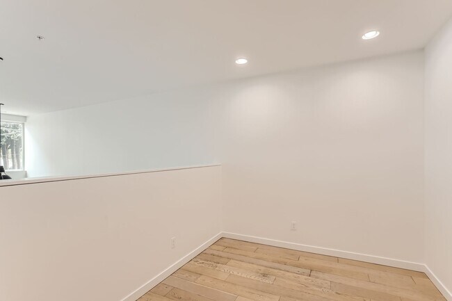 Foto del edificio - FREE RENT/OCT! Luxurious 2-Bedroom Townhom...