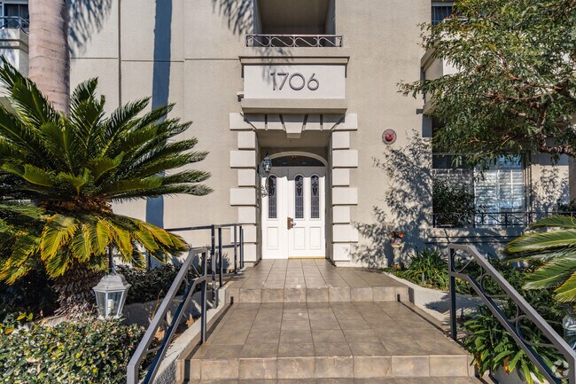 Entrada - 1706 Colby Ave