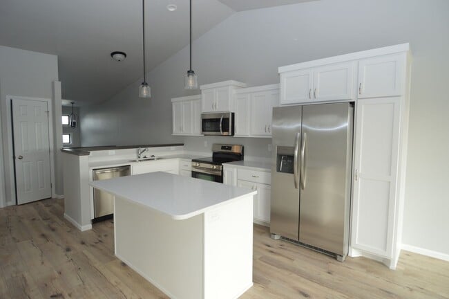 Building Photo - Beautiful 4 bed 2 bath Townhome for rent!