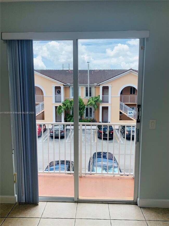 Foto del edificio - 17800 NW 73rd Ave