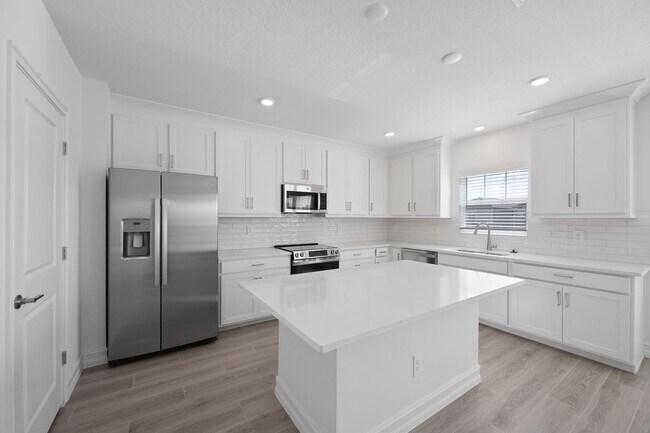 Foto del edificio - Beautiful New Three-Story Townhome in The Arbors at Wiregrass