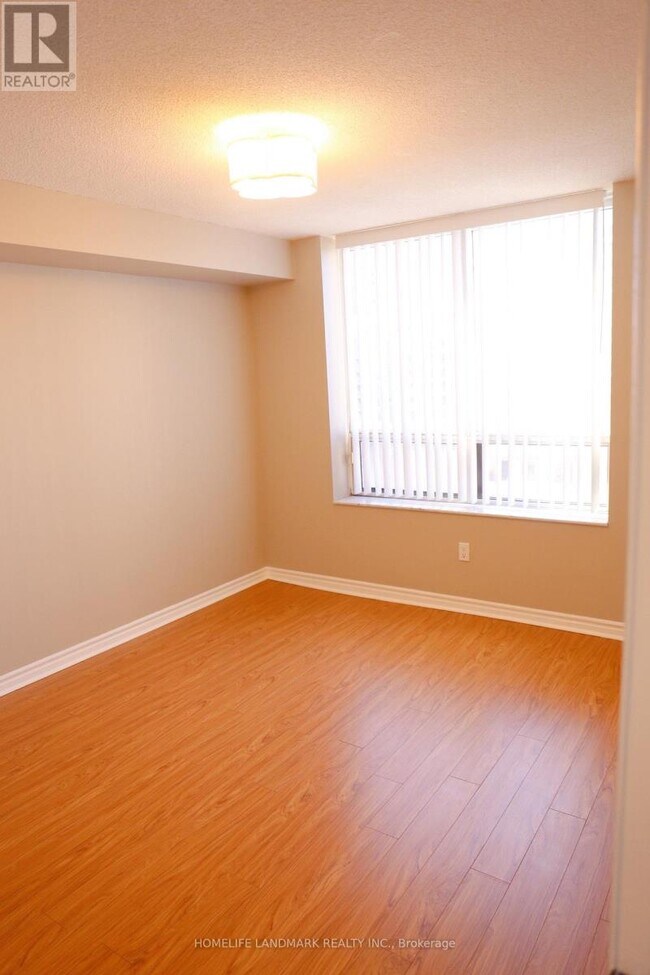 Building Photo - 18-818 Sommerset Way