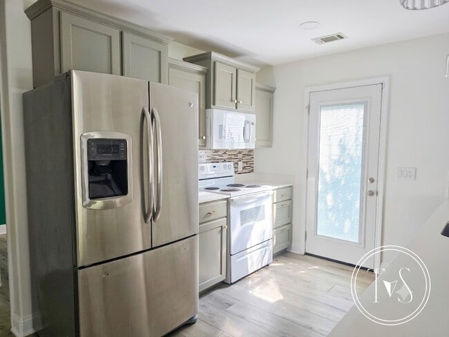 Building Photo - 17 Ristona Dr