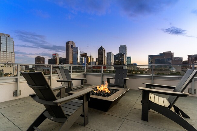 Disfrute de las vistas panorámicas del horizonte de Dallas desde nuestra terraza en la azotea. - Stella Apartments