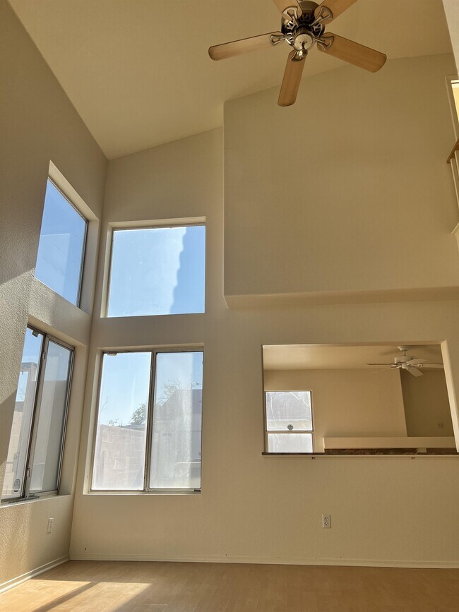 Foto del edificio - 7241 Steeple Ridge Dr