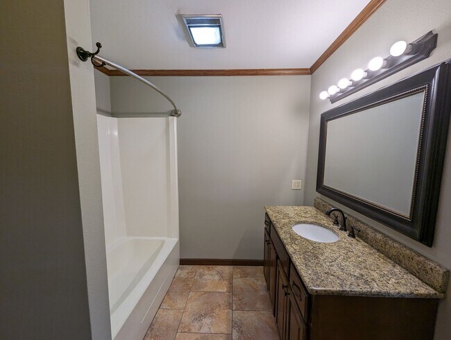 Building Photo - Luxurious 3/2 Next to the Golf Course and ...