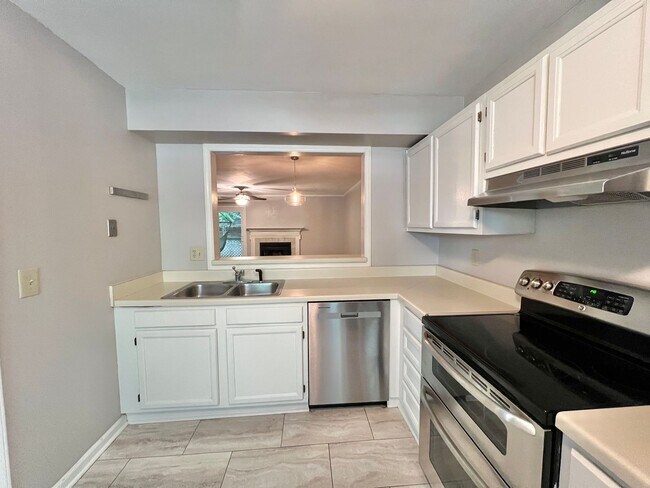 Building Photo - Charming Two-Story 2BD, 2.5BA Raleigh Cond...