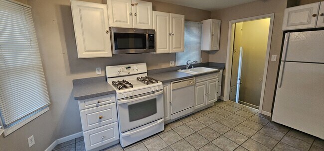 Foto del edificio - 1421 E 14 Mile Rd