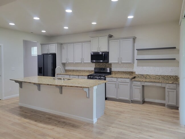Building Photo - Great 3 bedr. with large loft in perfect l...