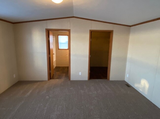 Building Photo - 3 Bedroom 2 Bath Pet Friendly