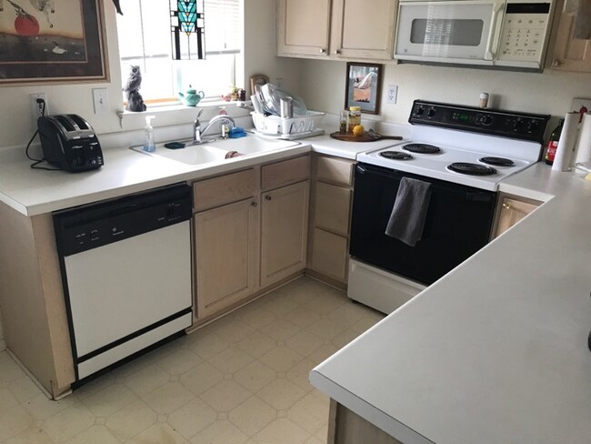 Foto del edificio - Beautiful 2BR/1.5B Town Home! AVAIL 09/15