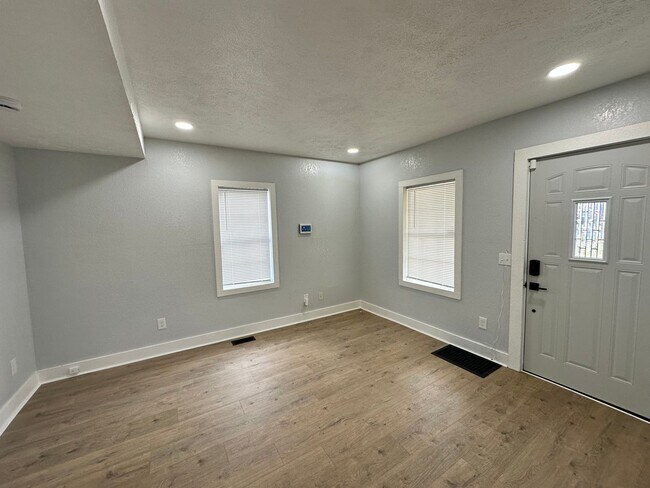 Building Photo - 215 E North - 4 Bedroom/1 Bathroom Home Do...