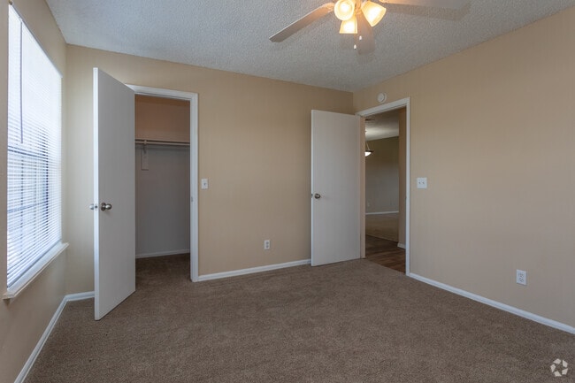2BR, 2BA - 960 SF - Quail Run Apartments
