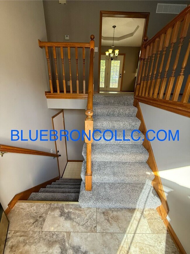 Building Photo - Check out this spacious home with thoughtf...