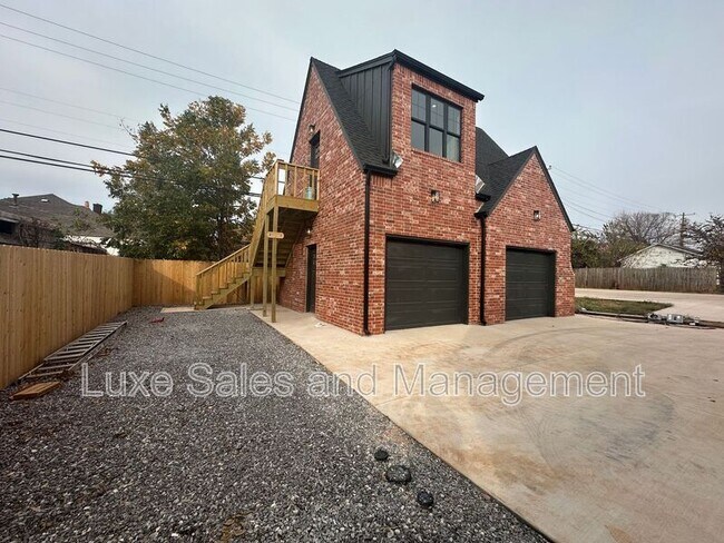 Photo - 911 NE 16th St House