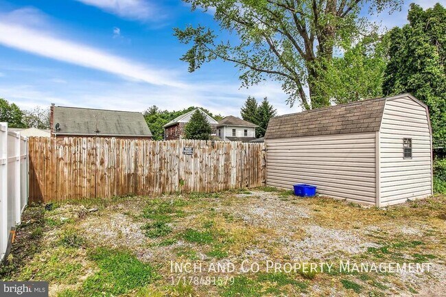 Building Photo - Two Bedroom Home in York Suburban Schools!