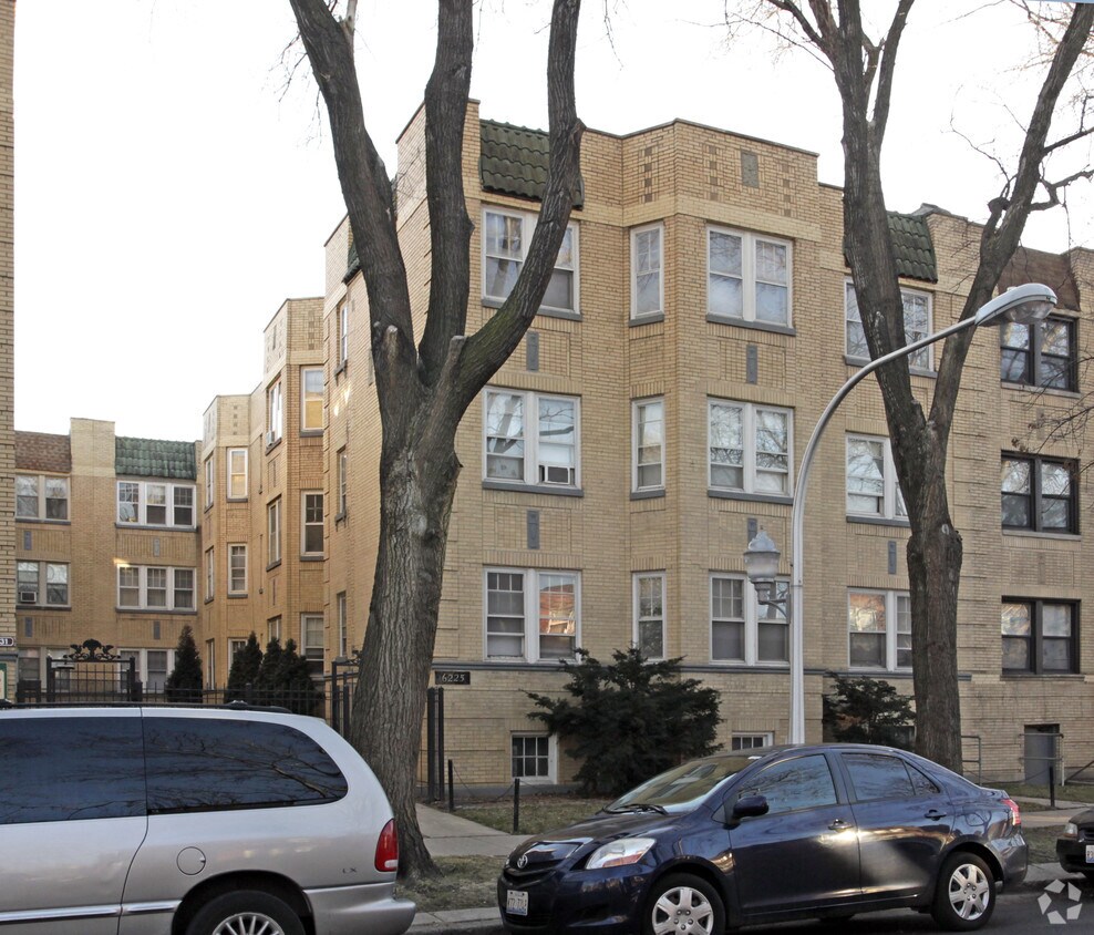 Foto principal - 6225-6227 N Artesian Ave