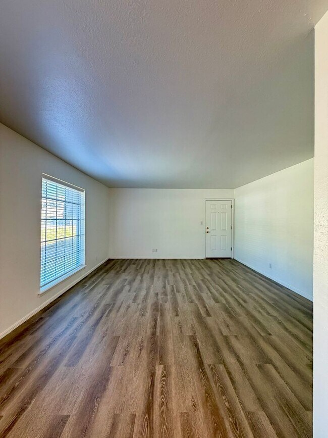 Foto del edificio - Beautiful Fully Remodeled 2 bedroom Townhome