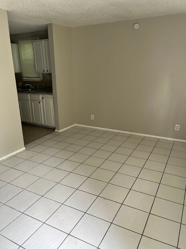 Building Photo - 3 Bedroom 1 Bath All Electric Home For Ren...