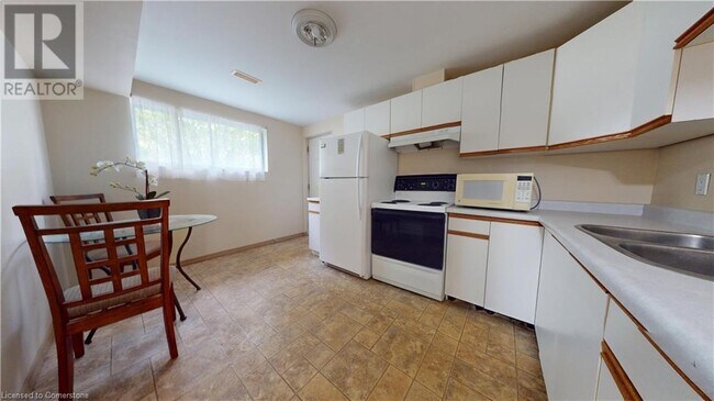 Building Photo - 442 Blythwood Pl