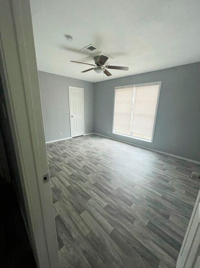 Foto del edificio - 3662 Hemlock Ln