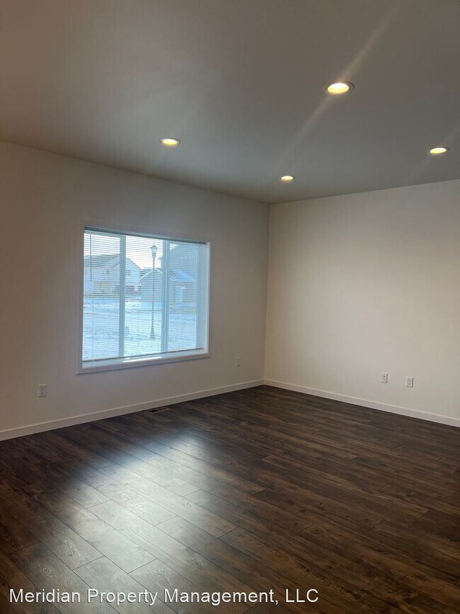 Building Photo - 3 br, 2.5 bath House - 5555 Lori Lane W