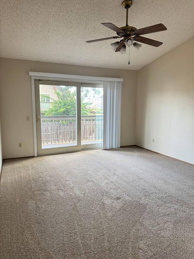 Building Photo - 4 bedroom 2.5 bathroom