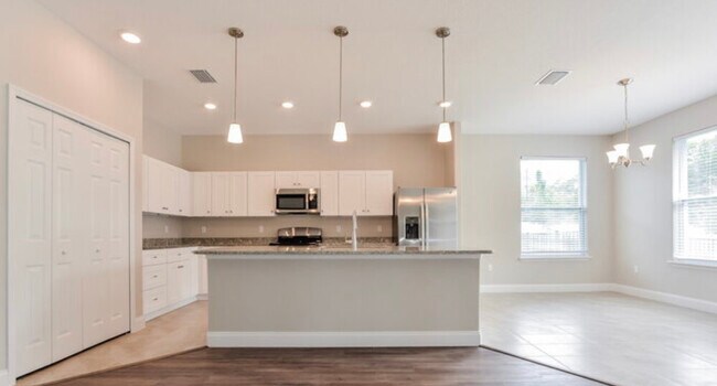 Building Photo - 30 Eleven Oaks Cir