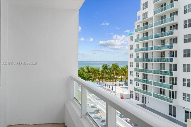Foto del edificio - 5005 Collins Ave