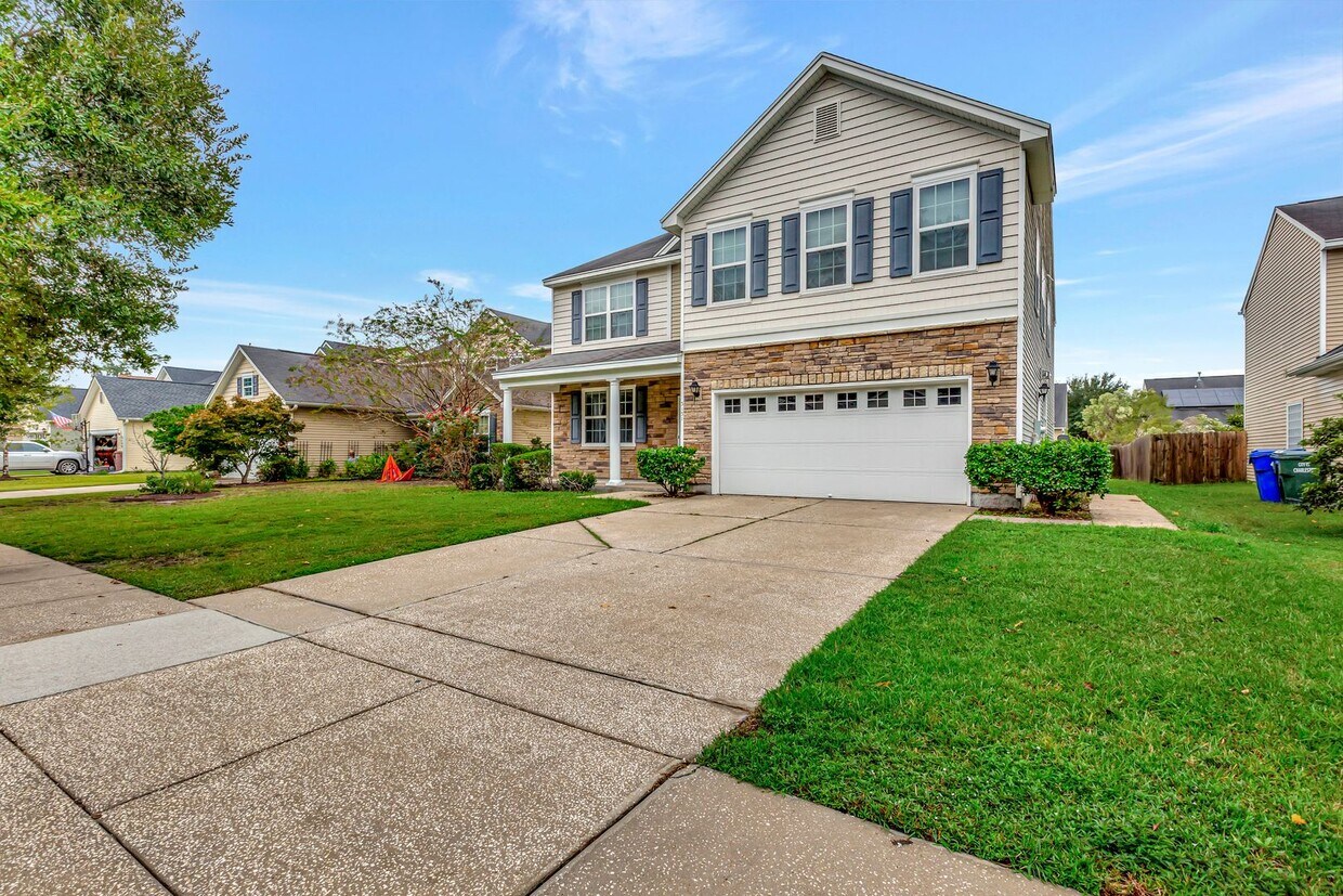 Spacious in Carolina Bay! - Spacious in Carolina Bay!