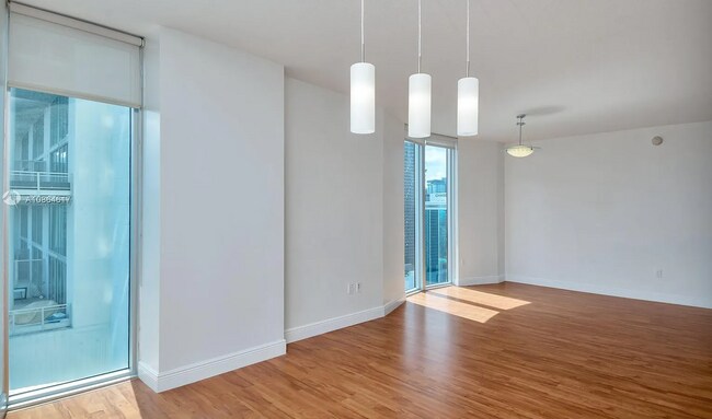 Foto del edificio - 185 SW 7th St