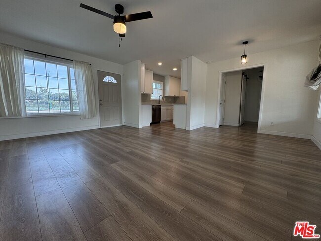 Foto del edificio - 328 W Ball Rd