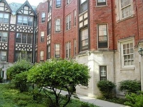 Building Photo - 1649 W Touhy Ave