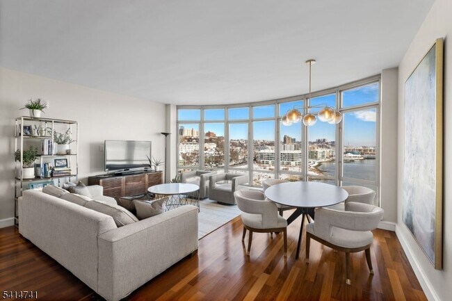 Foto del edificio - 8100 River Rd