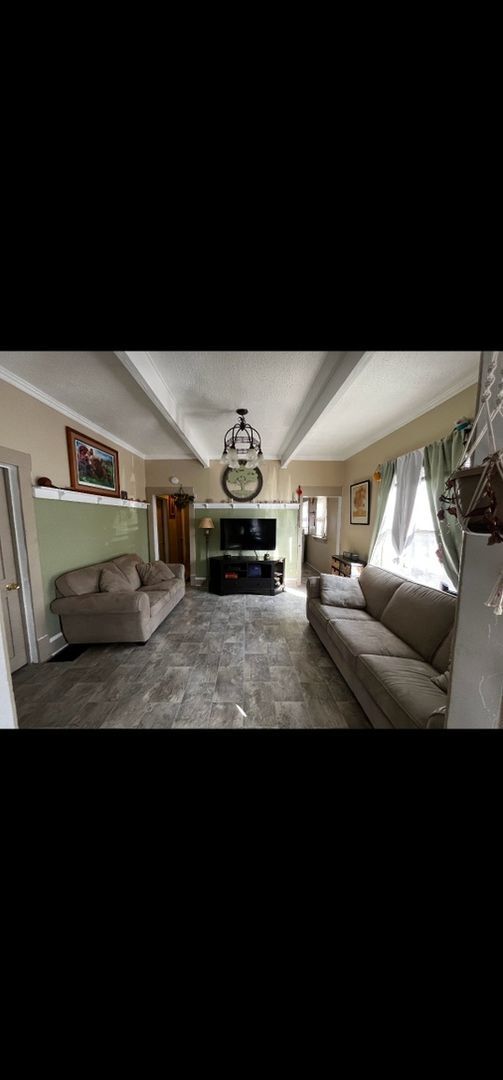 Building Photo - First floor 3 bed 1 bath large front and b...