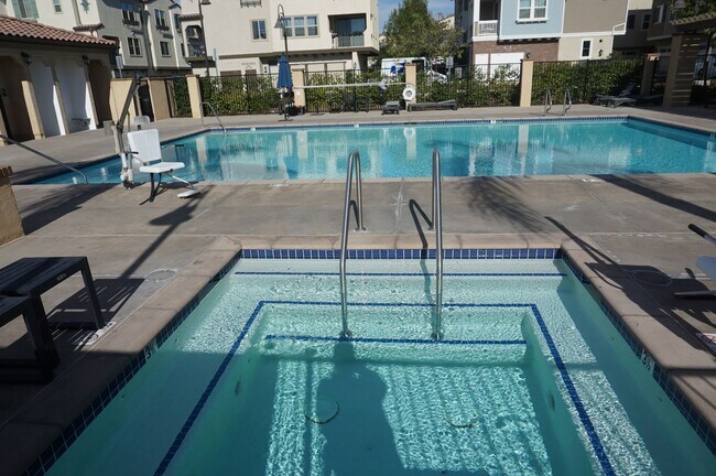 Foto del edificio - Beautiful 2 Bed 2.5 Bath End Unit with Lof...