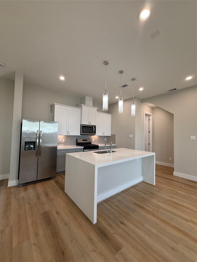 Foto del edificio - 8110 Esther Acres Ln