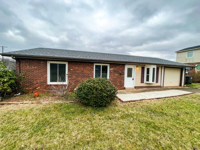 Building Photo - Cozy 3 Bedroom, 1 1/2 Bathroom Near Downto...